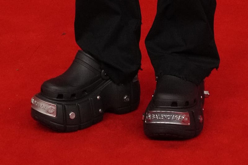 발렌시아가 2022 SS 통해 공개된, 크록스 협업 '하드' 플랫폼 클로그