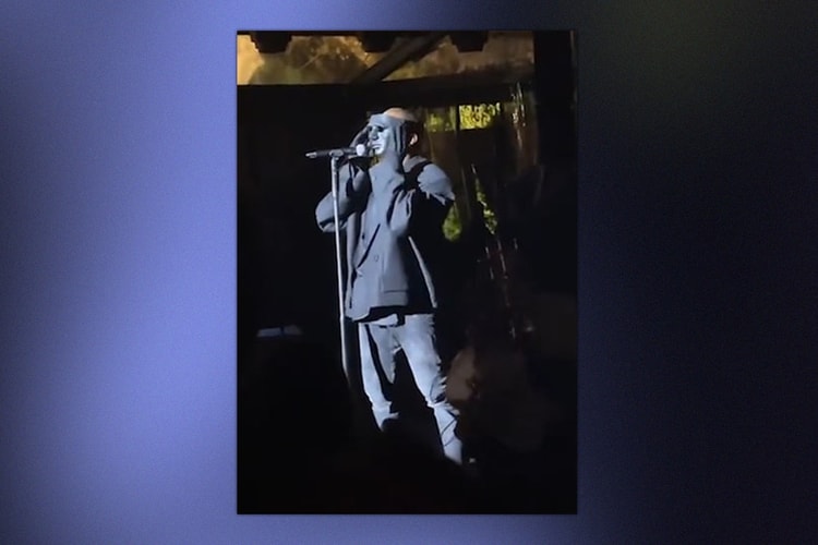 칸예 웨스트가 새로운 블랙 마스크를 쓰고 결혼식 축가를 불렀다