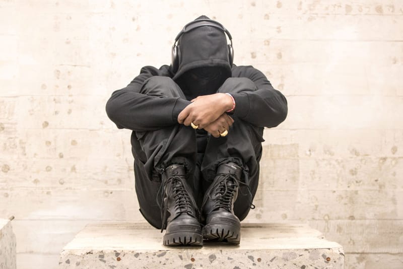 칸예 웨스트가 '화장한 백인 여자 얼굴' 가면을 쓰고 다닌 이유는?