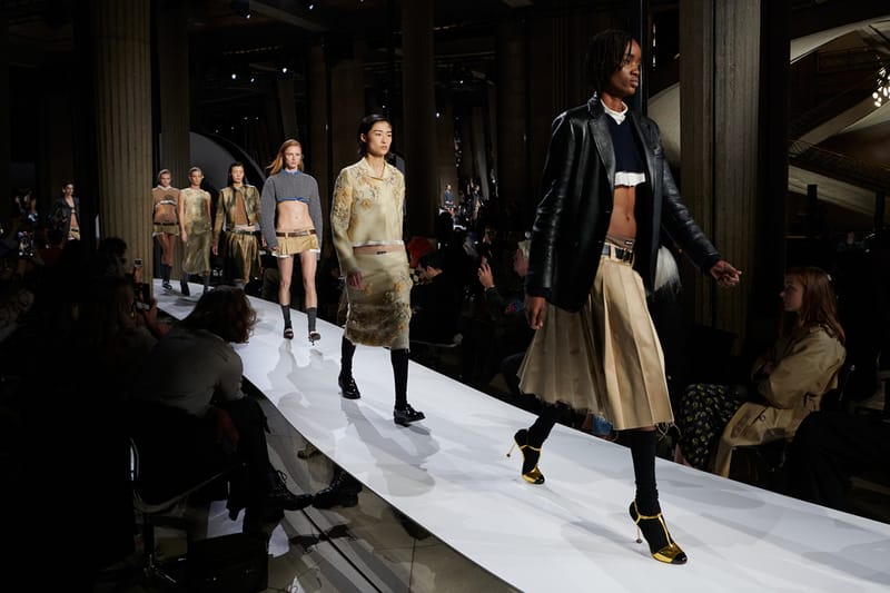 뉴발란스 협업 574 포함, 미우미우 2022 봄, 여름 런웨이 공개