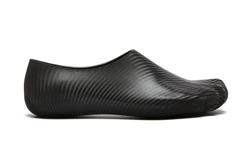 사람의 발을 닮은 발렌시아가 울트라 플랫 뮬 출시 정보