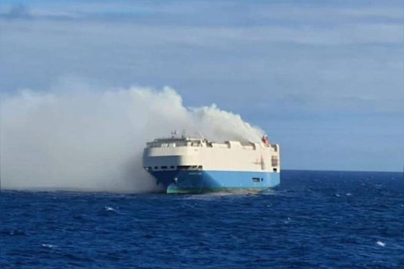 포르쉐, 람보르기니 등 자동차 4천 대가 바다 위에서 불타고 있다