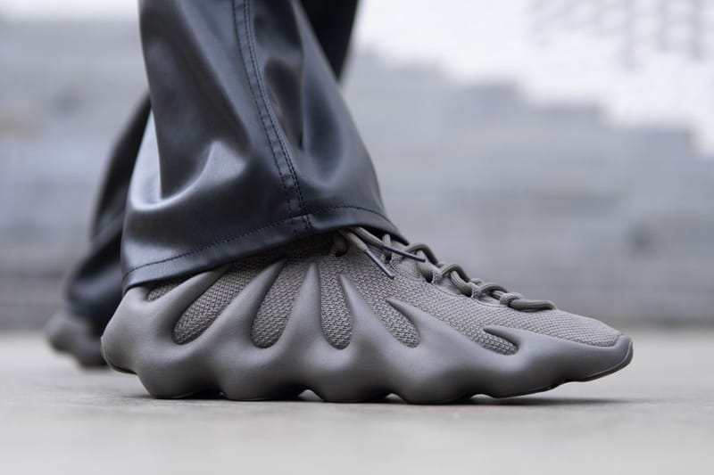 출시 임박, 아디다스 이지 450 ‘신더’ 실제 착용 이미지 공개