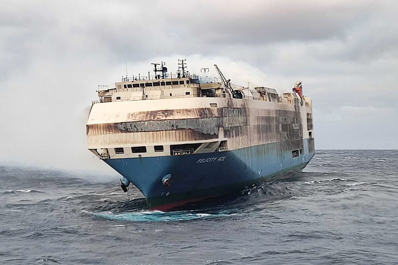 포르쉐, 람보르기니 등 4천 대 싣고 불타던 화물선, 결국 바다로 침몰했다