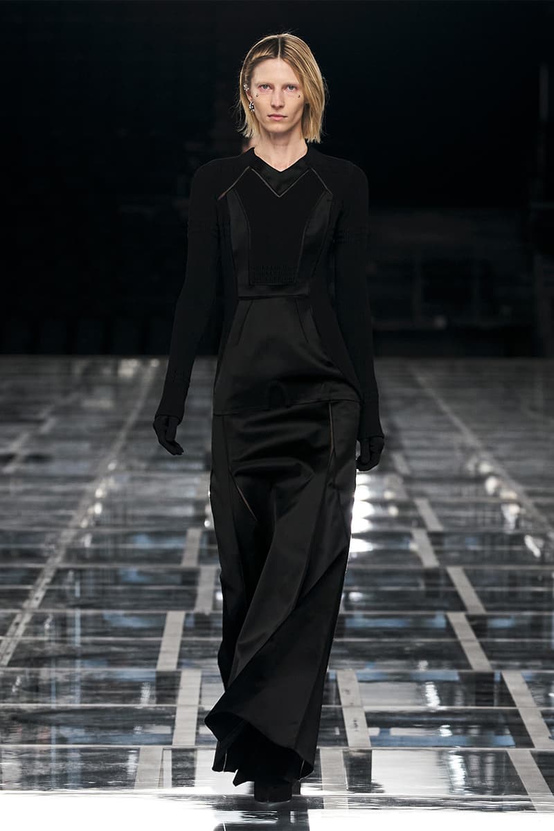 매튜 윌리엄스의 지방시 2022 FW 컬렉션 감상하기
