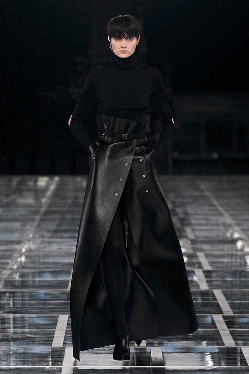 매튜 윌리엄스의 지방시 2022 FW 컬렉션 감상하기