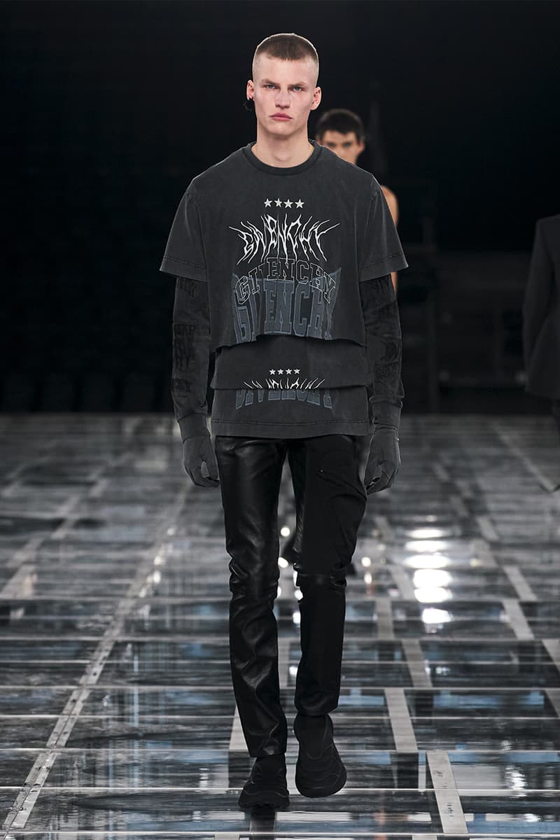 매튜 윌리엄스의 지방시 2022 FW 컬렉션 감상하기