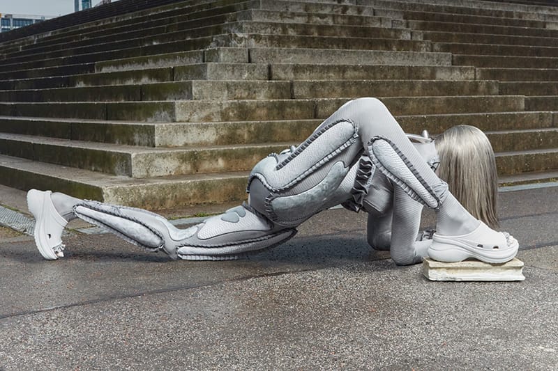 무려 71만 원, 발렌시아가 x '크록스 풀' 샌들 컬렉션이 국내 출시됐다