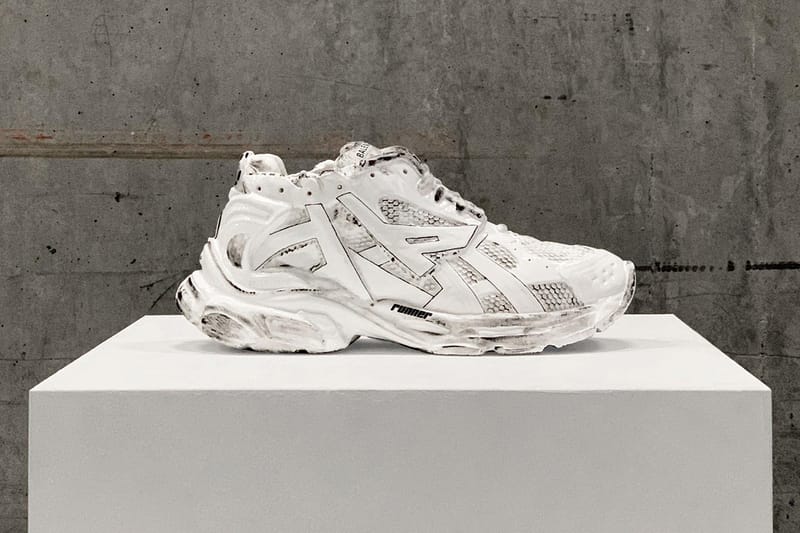 발렌시아가, 러너 스니커를 본뜬 조각상 출시한다