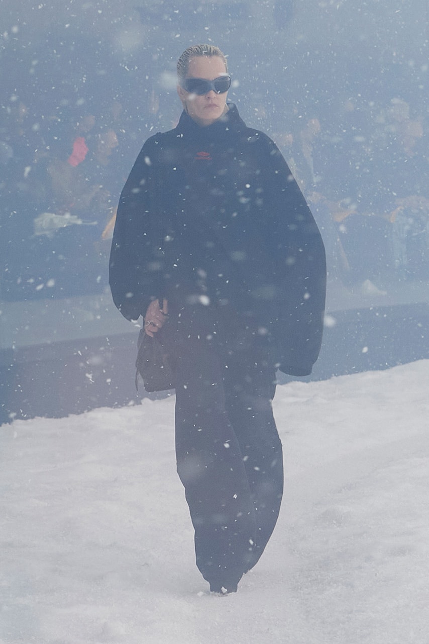 발렌시아가 2022 겨울 360° 컬렉션 런웨이, 뎀나, 뎀나 바잘리아, 인공 눈보라, 우크라이나, 킴 카다시안