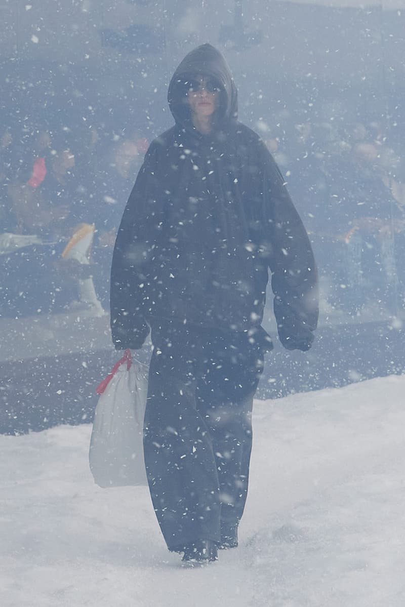 발렌시아가 2022 겨울 360° 컬렉션 런웨이, 뎀나, 뎀나 바잘리아, 인공 눈보라, 우크라이나, 킴 카다시안