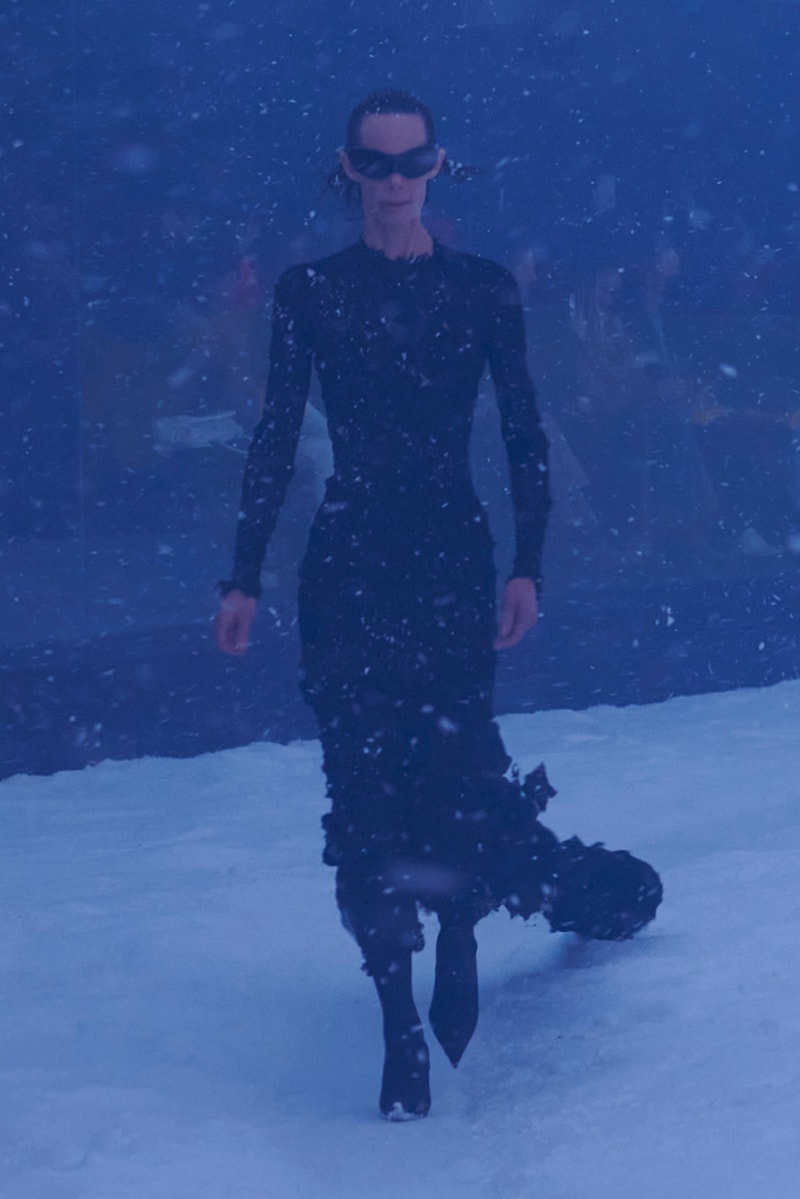 발렌시아가 2022 겨울 360° 컬렉션 런웨이, 뎀나, 뎀나 바잘리아, 인공 눈보라, 우크라이나, 킴 카다시안