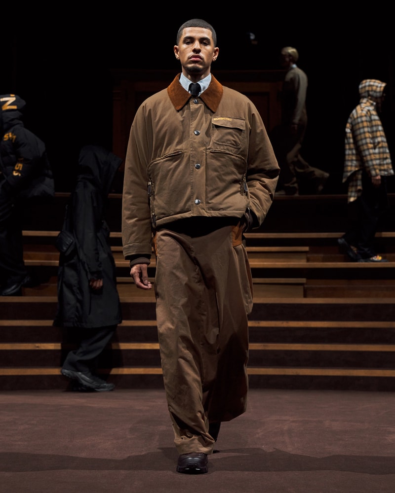 '영국스러움'을 담아낸, 버버리 2022 FW 컬렉션 런웨이, 코트, 체크, 리카르도 티시