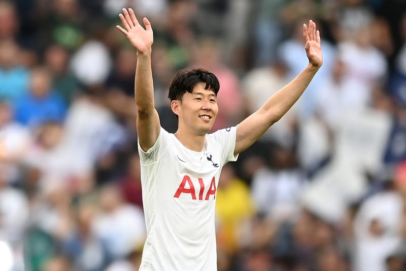 손흥민의 귀국 공항 패션은 '슈프림 x 버버리'