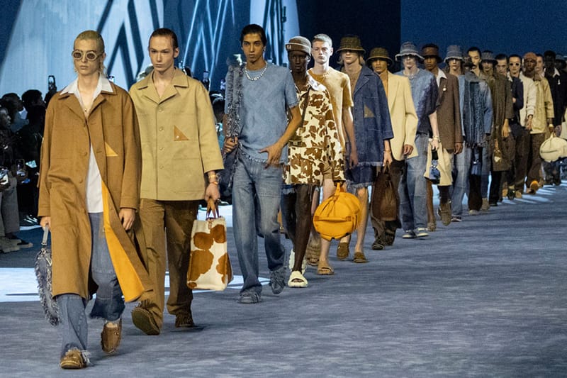 휴양지의 무드를 담아낸, 펜디 2023 SS 컬렉션 런웨이 살펴보기