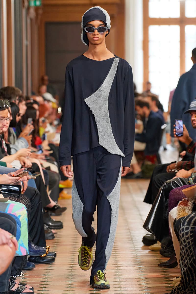 키코 코스타디노브 2023 SS 남성복 컬렉션 런웨이 살펴보기, 아식스