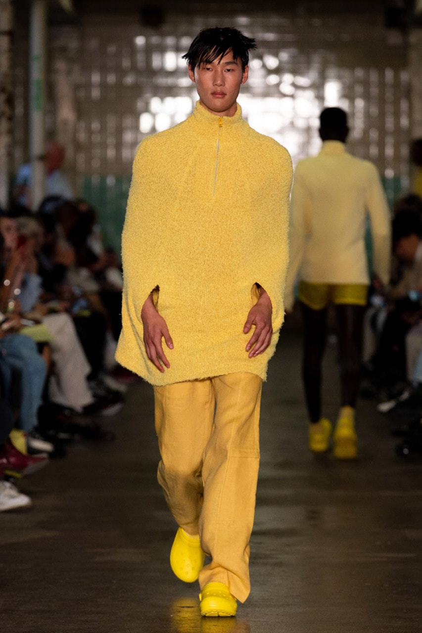 레드, 옐로, 그레이 컬러로 꾸려진 로빈 린치 2023 SS 컬렉션, 런던 패션위크, 남성 패션