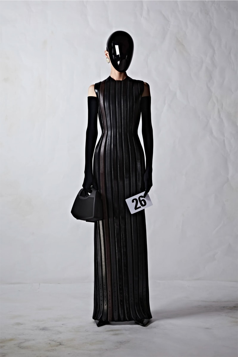 뎀나가 선보이는 발렌시아가의 51번째 오트 쿠튀르 컬렉션 런웨이, demna, balenciaga, 오뜨 꾸뛰르, 메르세데스-AMG, 뱅앤올룹슨
