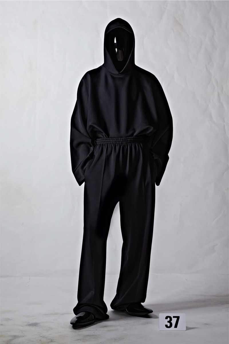 뎀나가 선보이는 발렌시아가의 51번째 오트 쿠튀르 컬렉션 런웨이, demna, balenciaga, 오뜨 꾸뛰르, 메르세데스-AMG, 뱅앤올룹슨
