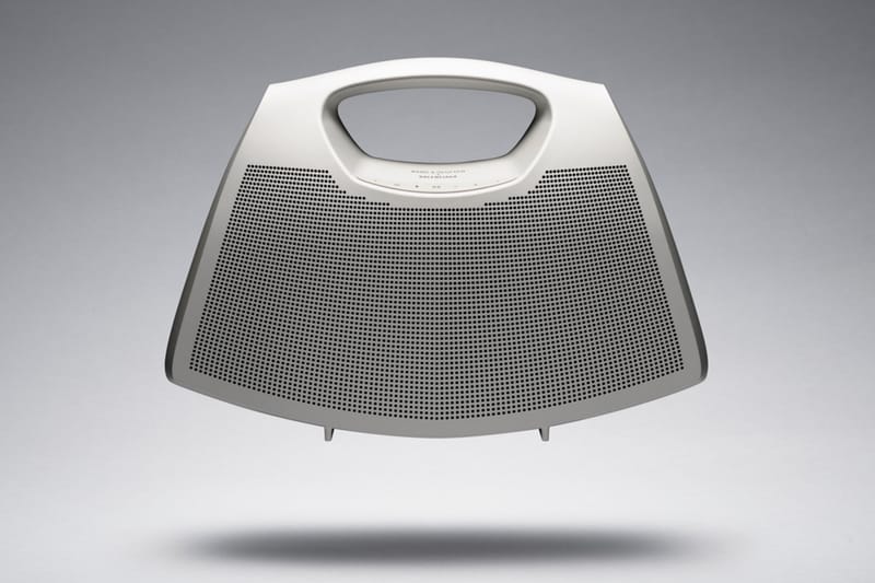 발렌시아가 쿠튀르에서 공개한 스피커백 & 페이스 실드 자세히 살펴보기