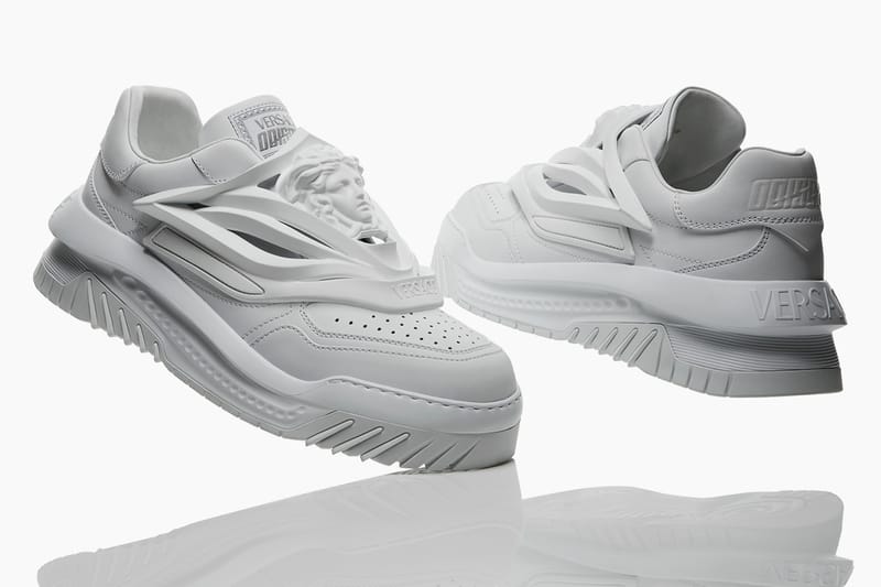 베르사체의 새로운 스니커 ‘오디세아’가 최초 공개됐다