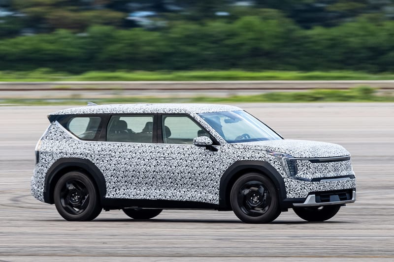 위장막 테스트 중인 기아 신형 전기차, ‘EV9’가 공개됐다