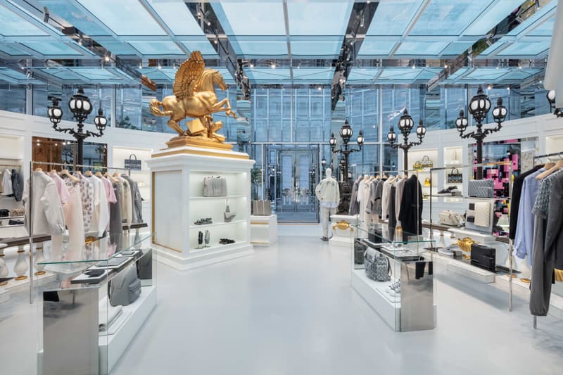 디올 콘셉트 스토어가 대담하고 우아한 2022 겨울 남성복 컬렉션으로 꾸며졌다 dior mens 2022 winter collection 성수동