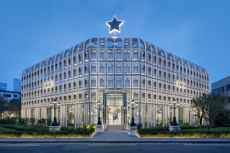 디올 콘셉트 스토어가 대담하고 우아한 2022 겨울 남성복 컬렉션으로 꾸며졌다