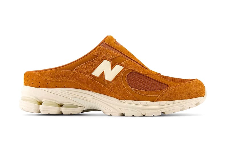 뉴발란스 ‘2002R’이 뮬 디자인으로 출시된다