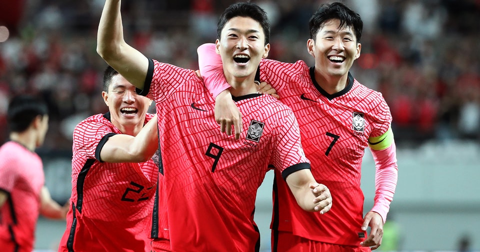 대한민국 축구 국가대표팀의 새로운 유니폼 디자인이 유출됐다