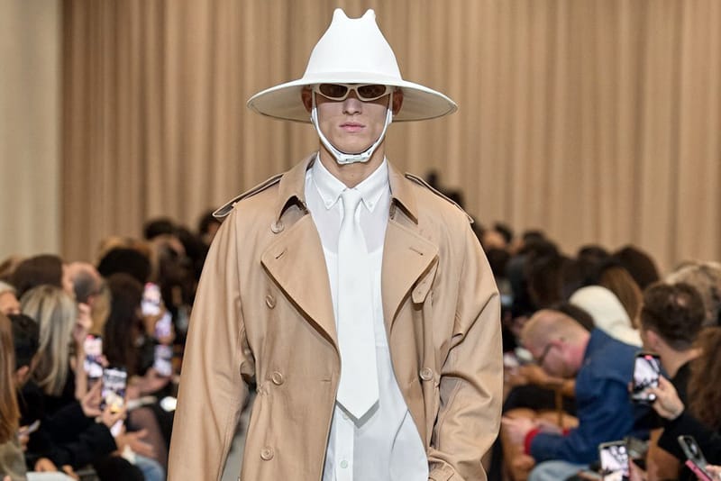 영국 런던의 여름 해변을 모티브로 한 버버리 2023 SS 감상하기