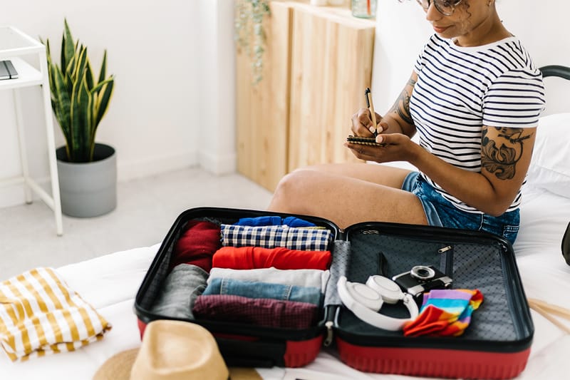 호텔에서 사람들이 가장 많이 두고 가는 물건 TOP 10은?