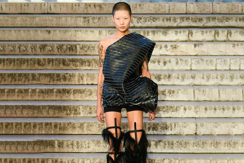 릭 오웬스 2023 SS 'EDFU' 컬렉션 런웨이 감상하기