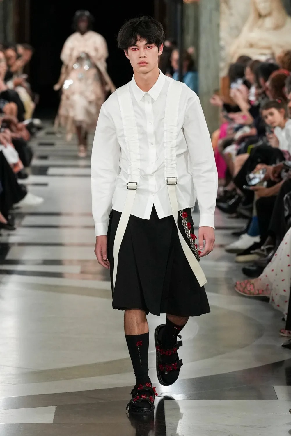 시몬 로샤가 브랜드 최초의 남성복 컬렉션을 공개했다, 진주, 프릴, 시몬로샤, 런던 패션위크