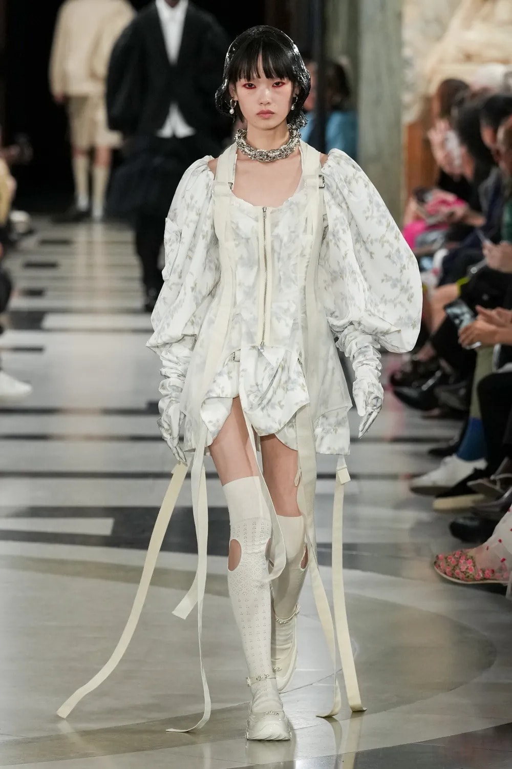 시몬 로샤가 브랜드 최초의 남성복 컬렉션을 공개했다, 진주, 프릴, 시몬로샤, 런던 패션위크