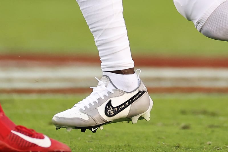 미식축구화 버전의 ‘에어 디올’이 실제 경기장에 등장했다