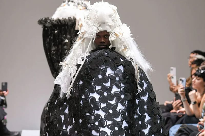 가와쿠보 레이의 꼼 데 가르송 2023 SS 컬렉션 런웨이