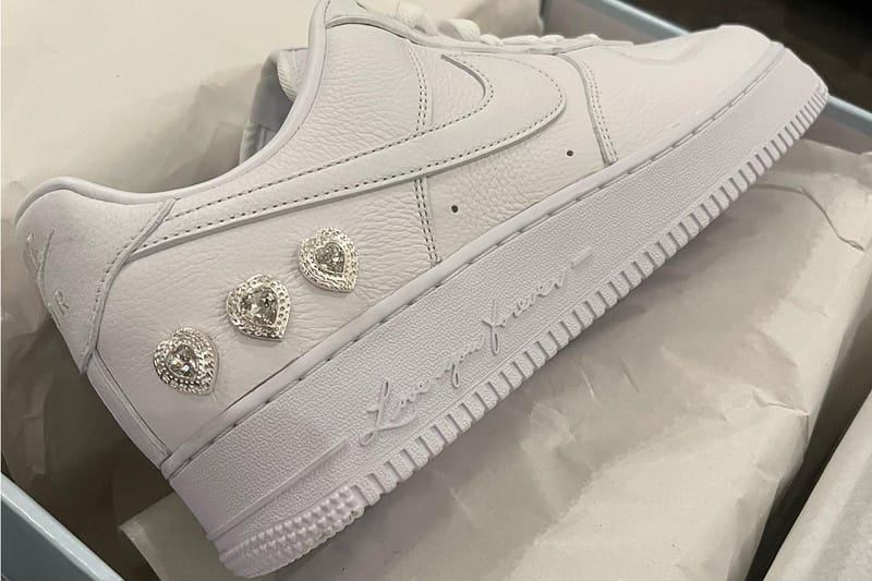 드레이크, 나이키 협업 에어 포스 1 로우 '러브 유 포에버' 공개