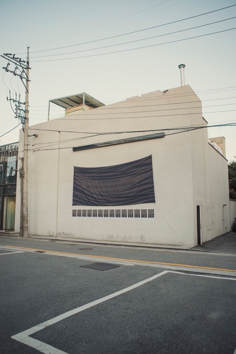 지용킴의 2023 SS 컬렉션을 미리 만나볼 수 있는 프레젠테이션이 열렸다, 킨포크 도산, 지용 킴, 김지용, 선블리치