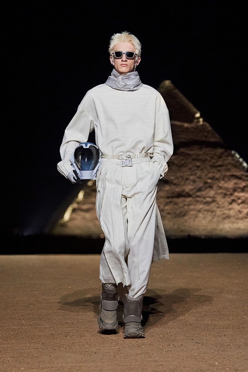 킴 존스의 디올 2023 프리폴 컬렉션 런웨이 살펴보기, 디오르, 이집트, 피라미드