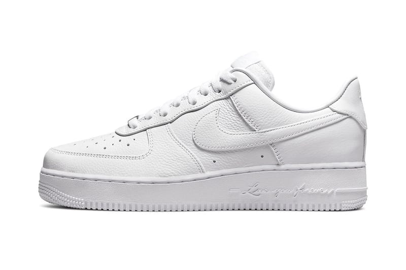 드레이크의 녹타 x 나이키 에어 포스 1 ‘화이트’ 국내 출시 정보