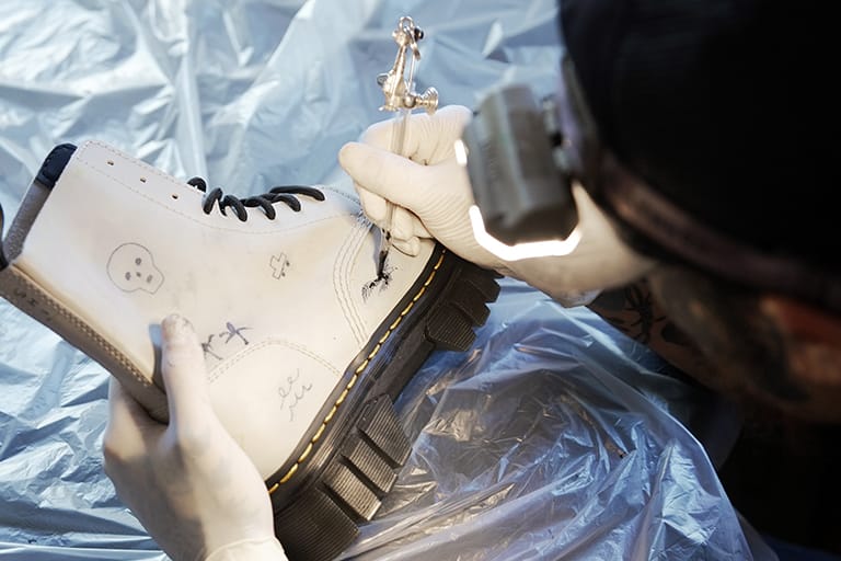 HOW TO: 타투이스트 욱상이 알려주는 부츠에 타투 새기는 법