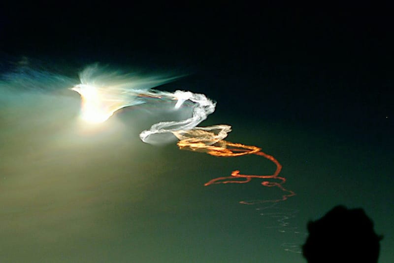 서울, 파주, 아산 등 밤하늘에서 발견된 무지갯빛 연기의 정체는?