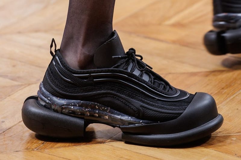 펑첸왕이 새롭게 커스텀 한 나이키 스니커 들여다보기