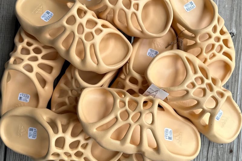 미출시된 아디다스 이지 450 슬라이드 실물이 유출됐다