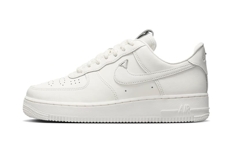 스우시에 크롬 장식을 더한 새 에어 포스 1이 공개됐다