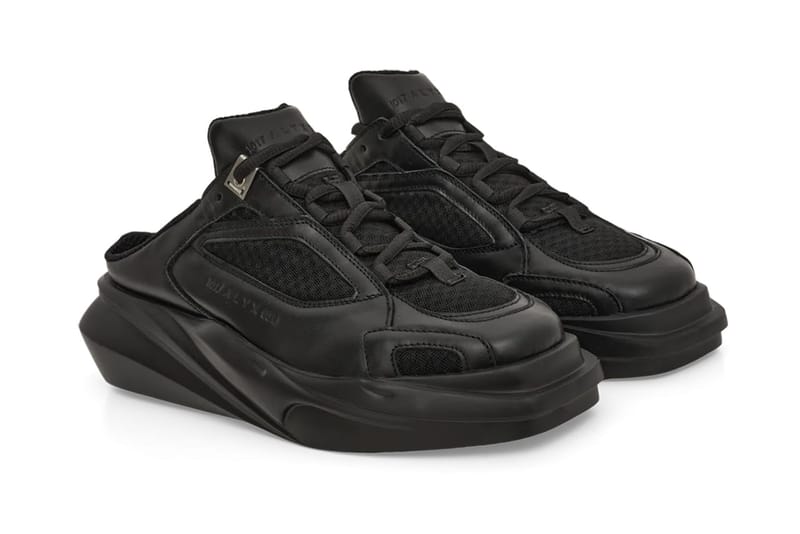 1017 알릭스 9SM에서 모노크롬 하이킹 뮬을 선보였다