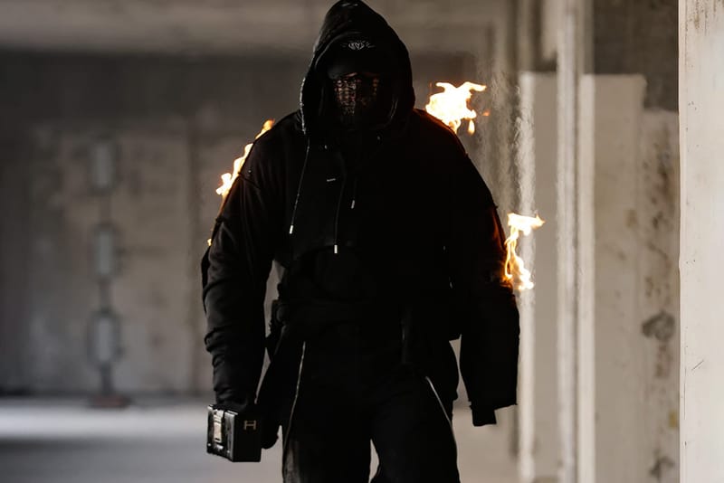 모델의 몸에 불을 붙인, 엘리엇 에밀의 2023 가을, 겨울 컬렉션 살펴보기