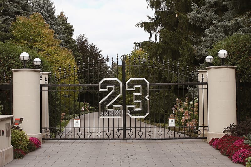 11년째 팔리지 않은 마이클 조던의 초호화 저택에 10대 2명이 무단 침입했다