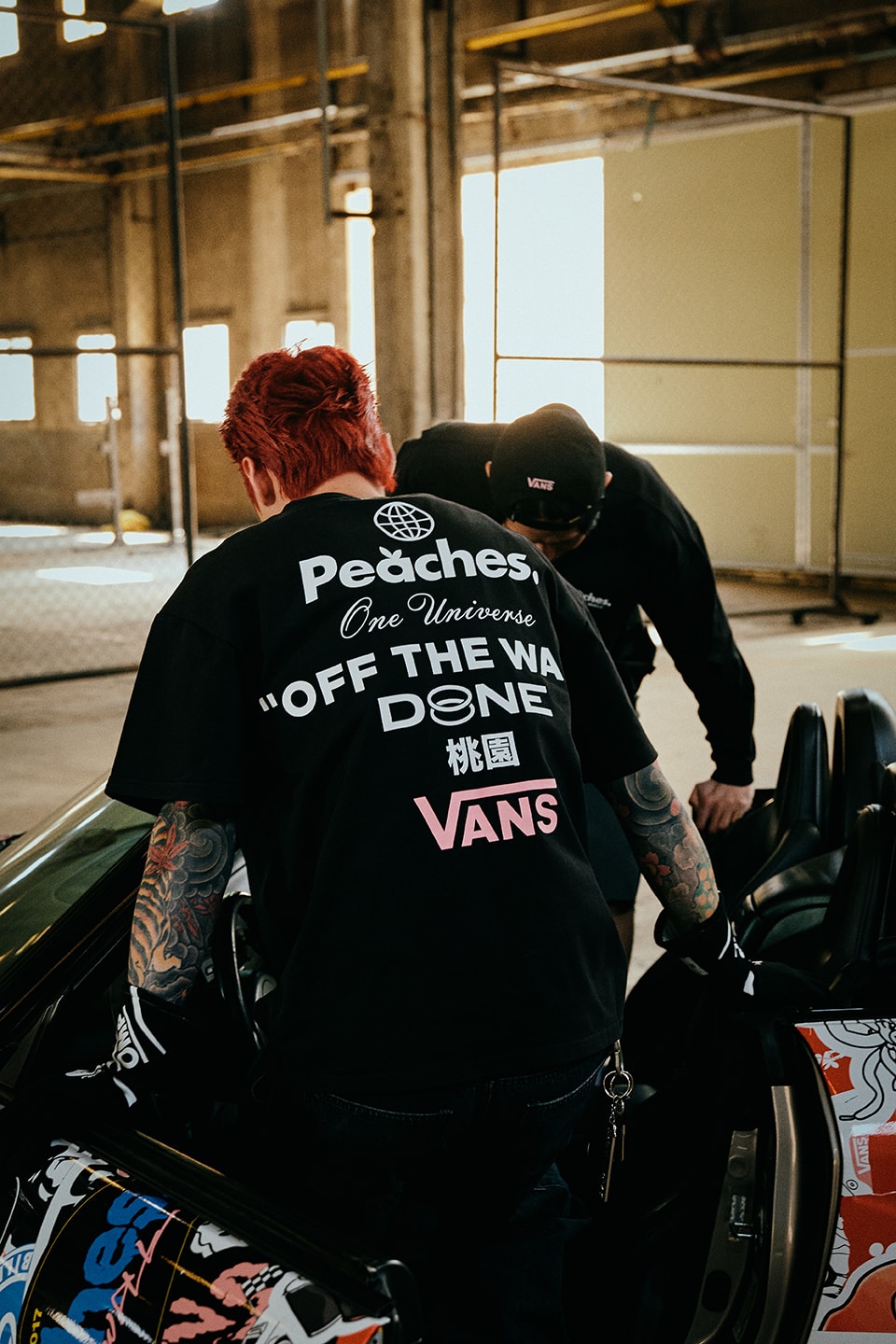 반스 x 피치스 협업 ‘스티커 바밍’ 테마  컬렉션 출시 vans peaches collaboration collection sticker bombing